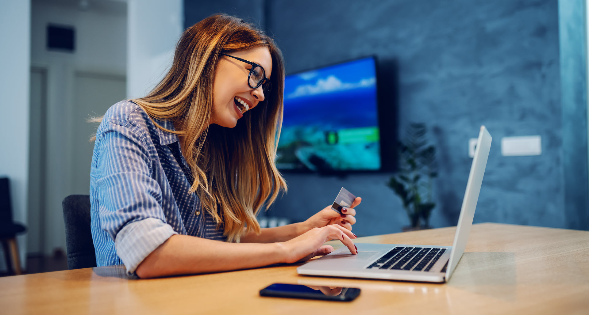 woman shopping on her laptop from her home